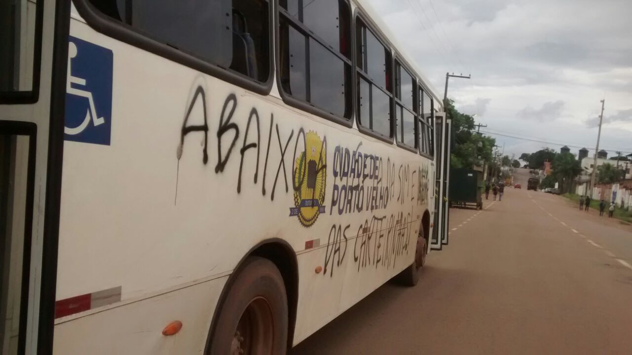 VANDALISMO: Coletivo é pichado no campus da Unir