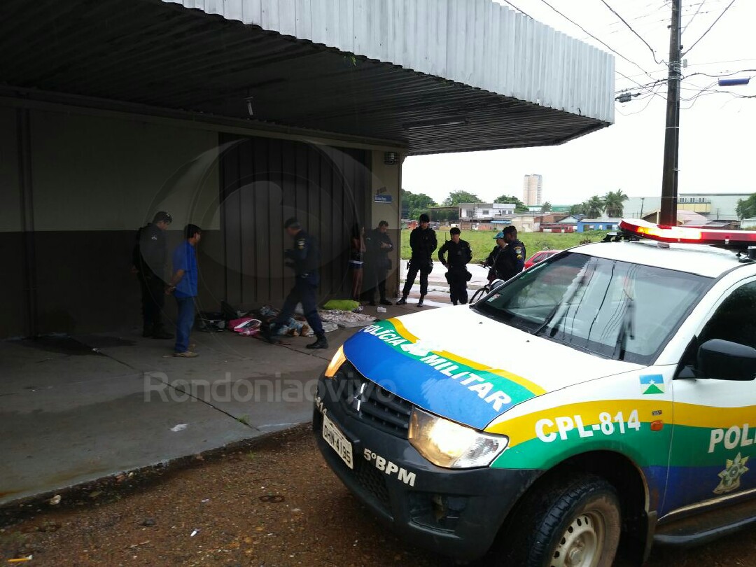 BRUTALIDADE: Morador de rua é morto a facada e esposa dorme ao lado do corpo