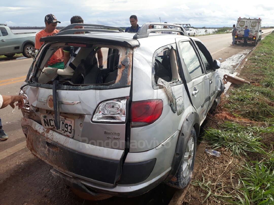 TRAGÉDIA: Mãe e filho morrem após veículo cair em rio na BR-364