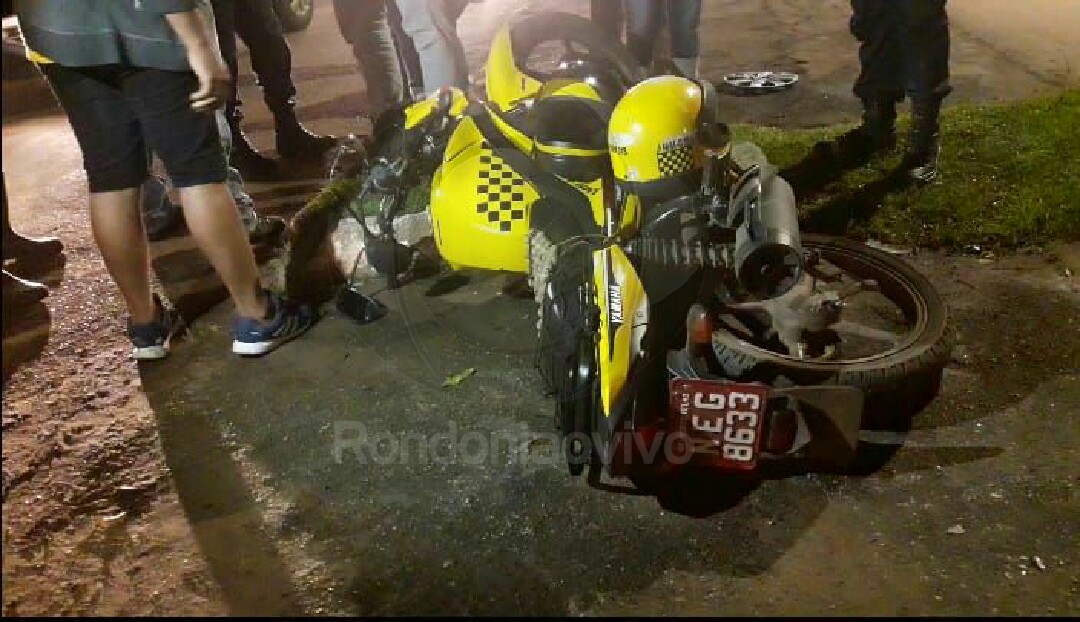 FERIDOS: Mototaxista e passageiro sofrem acidente em frente ao JP II