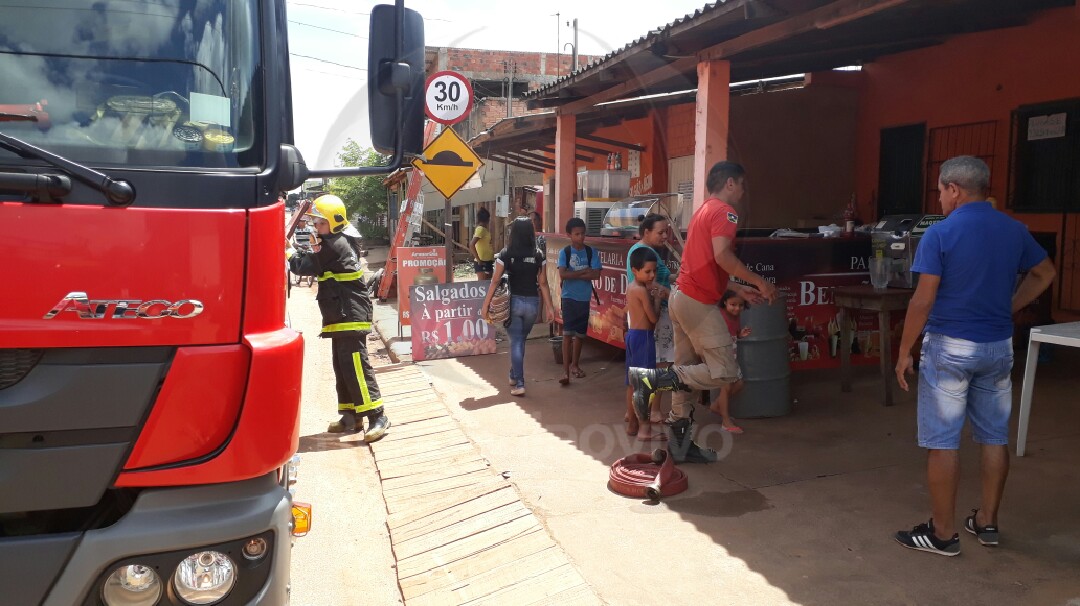 SUSTO: Incêndio em lanchonete deixa comerciantes em pânico