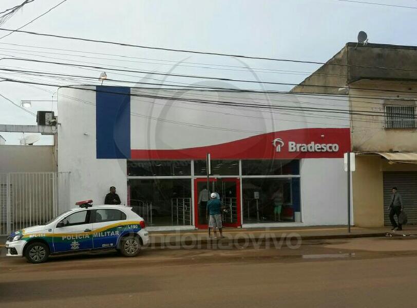 ARROMBADO: Banco é invadido e quadrilha furta armas e coletes