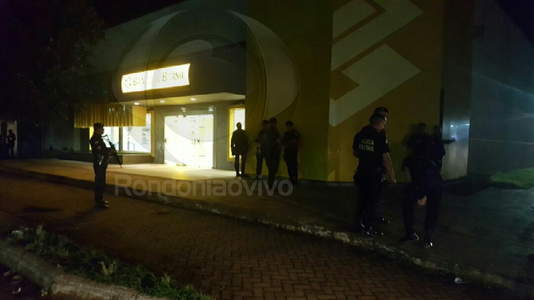 ROTINA: Bandidos arrombam parede de banco e levam cofre com armas e 24 munições