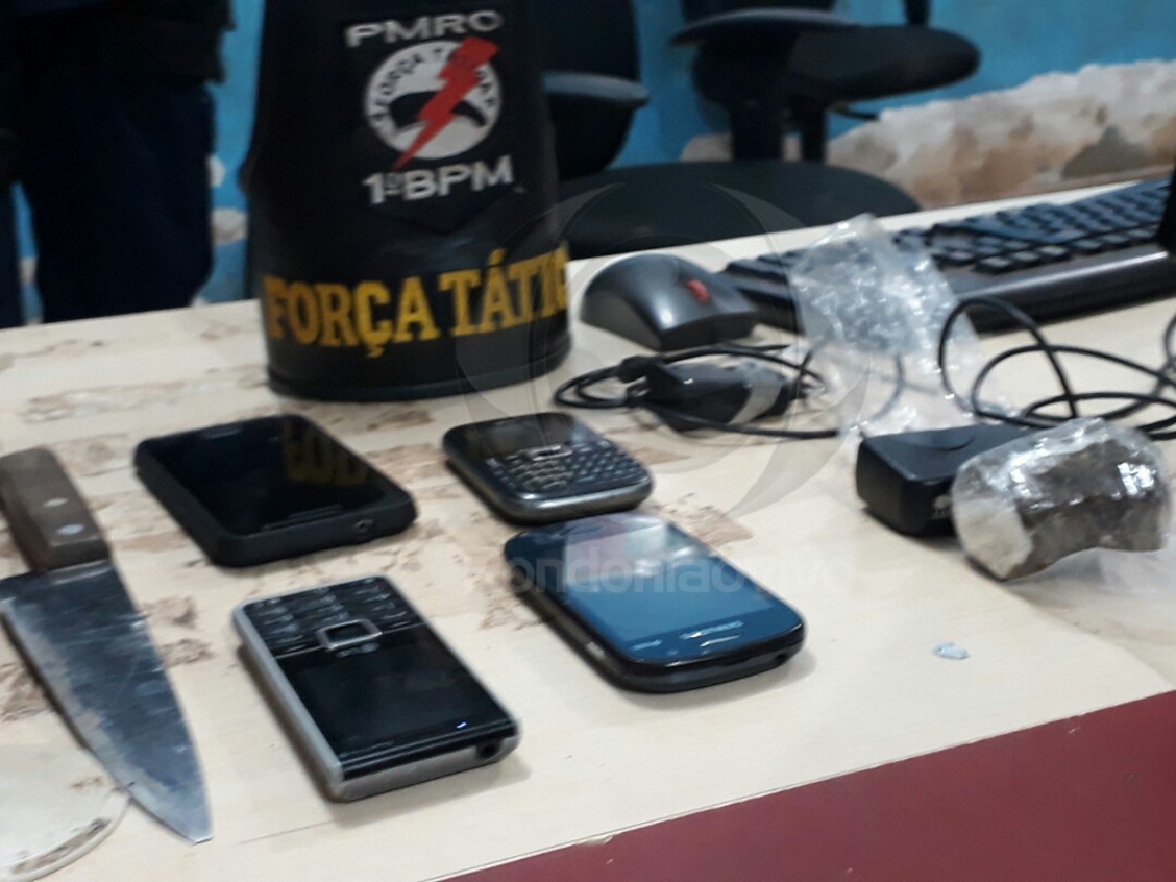 FLAGRANTE: PM prende trio que planejava levar droga e celulares para presídio