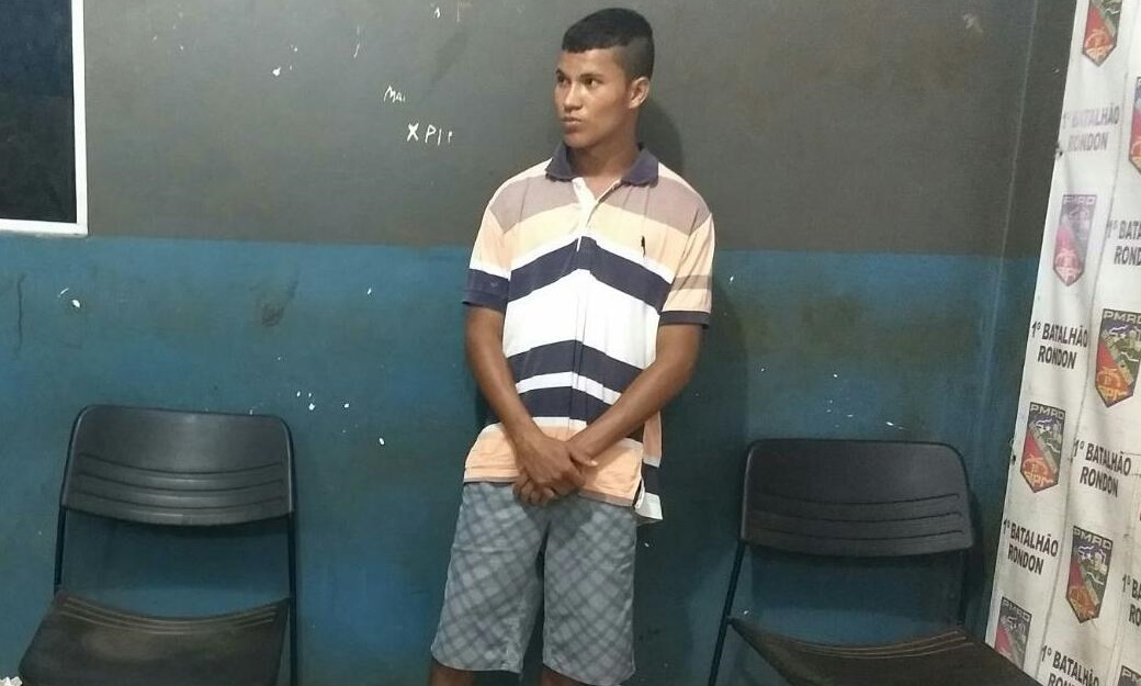 Dupla é abordada e jovem é preso com simulacro; comparsa foi liberado