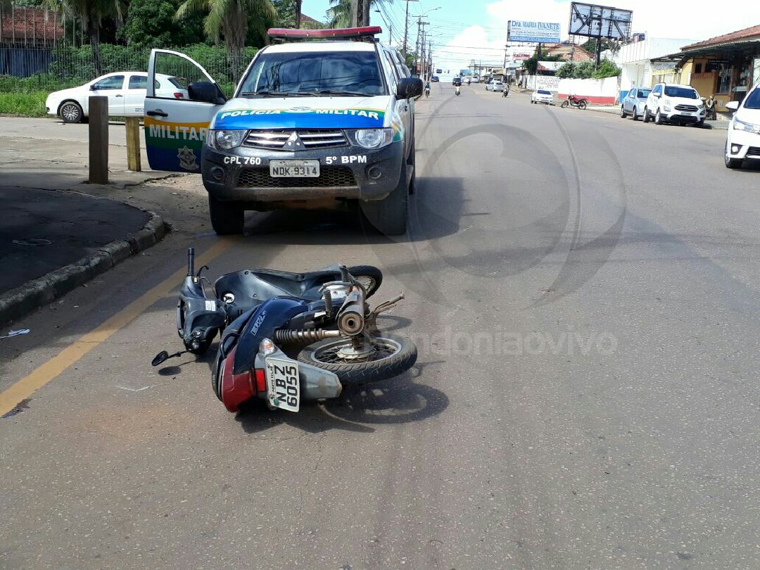 TRÂNSITO: Veículo da Sefin avança preferencial e provoca queda de mulher em moto