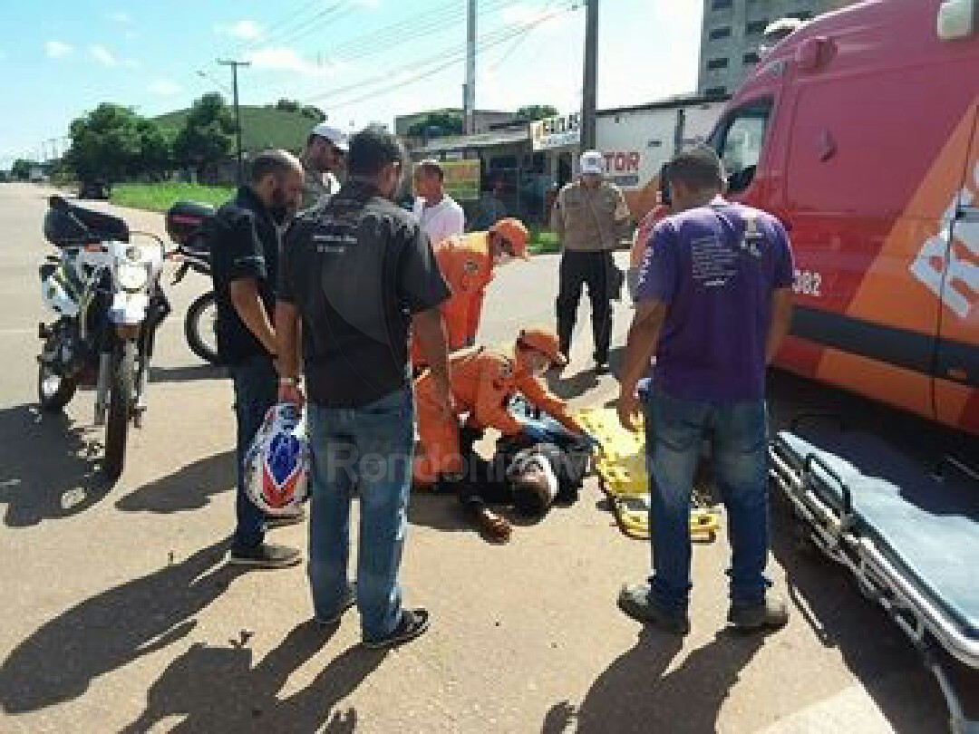 LESIONADO: Motociclista é atropelado por carro em cruzamento na 