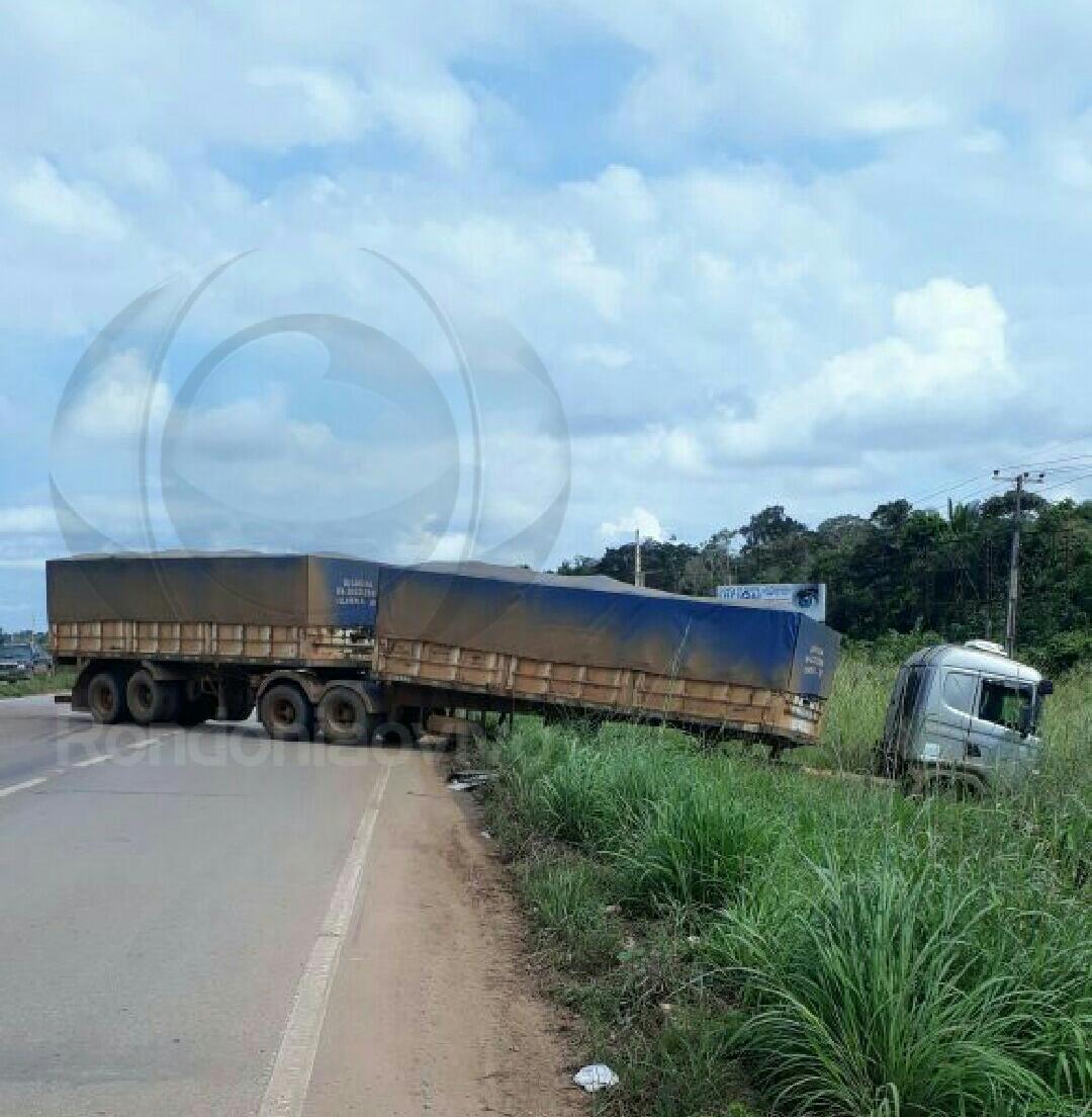 DESGOVERNADA: Barra de direção quebra e carreta quase provoca tragédia na BR-364