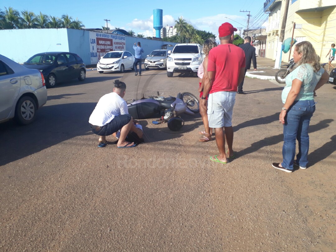 IMPRUDÊNCIA: Passageira de moto quebra o braço em colisão na capital