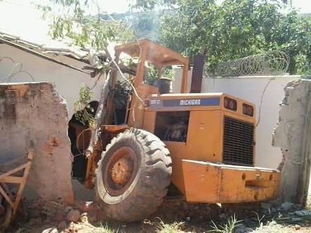 ENSANDECIDO: Empresário é preso derrubando casa da esposa com trator