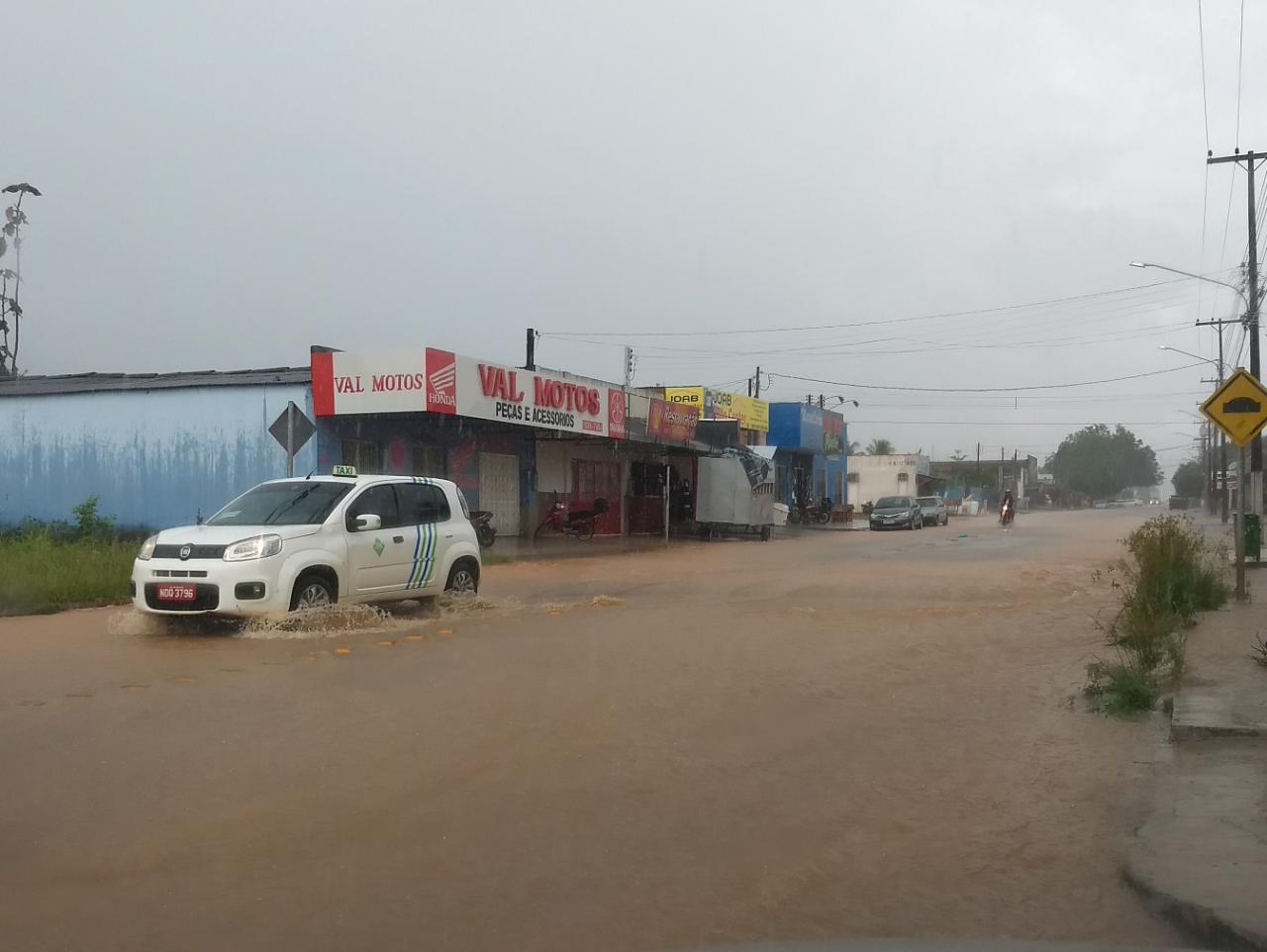 ALAGADA: Chuva continua sendo tormento aos moradores de Ariquemes