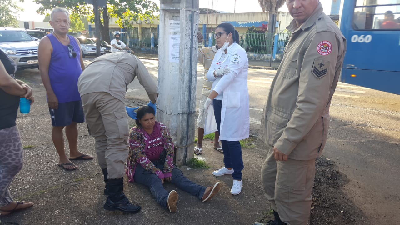 Motorista de caçamba avança preferêncial e atropela motociclista