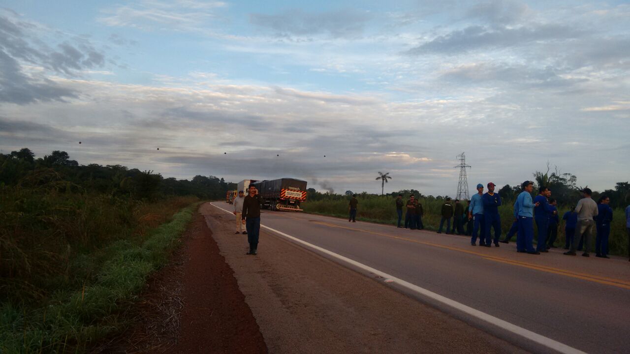 CAOS NA BR 364: Manifestantes fecham três pontos da rodovia entre RO e AC