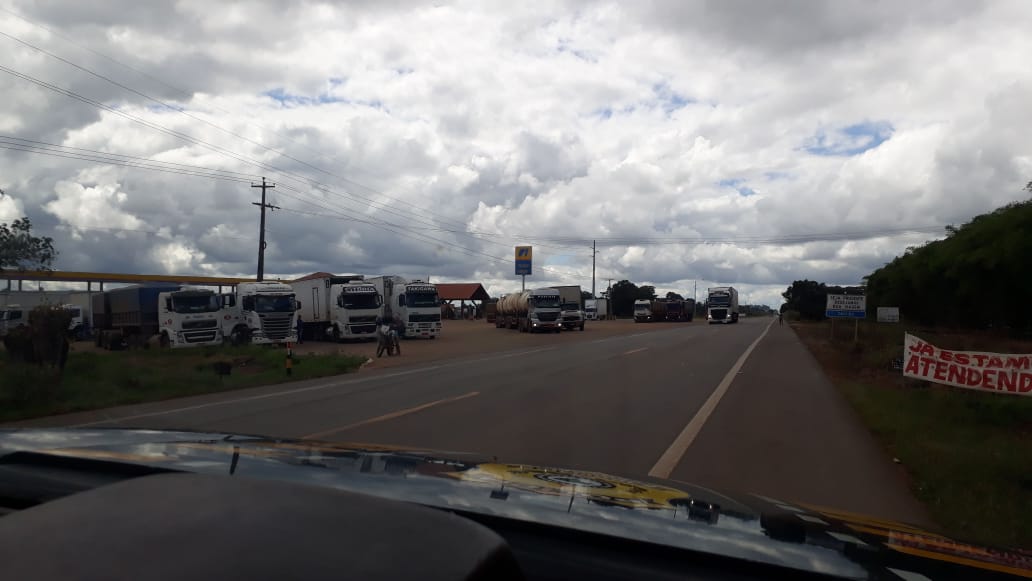 COMBUSTÍVEIS: Caminhoneiros protestam e bloqueiam oito pontos da BR 364