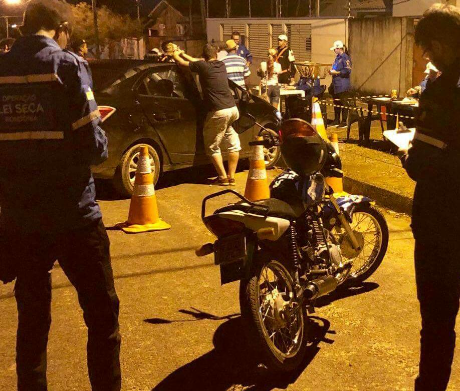 OPERAÇÃO: Lei seca próxima a evento prende embriagados e recupera moto roubada