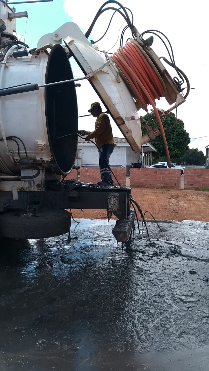 VÍDEO: Servidor desprotegido é exposto a contaminação em limpeza do caminhão limpa fossa