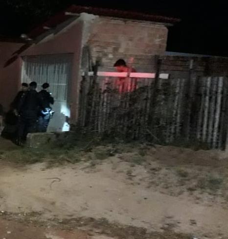 BALEADO: Homem é atacado a tiros em frente de casa na zona Sul