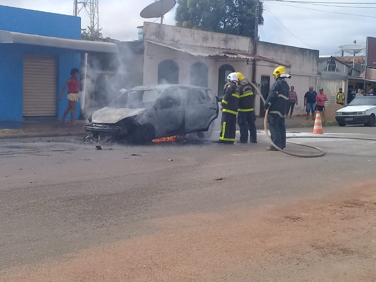 SINISTRO: Carro é consumido por incêndio ao lado da Semtran