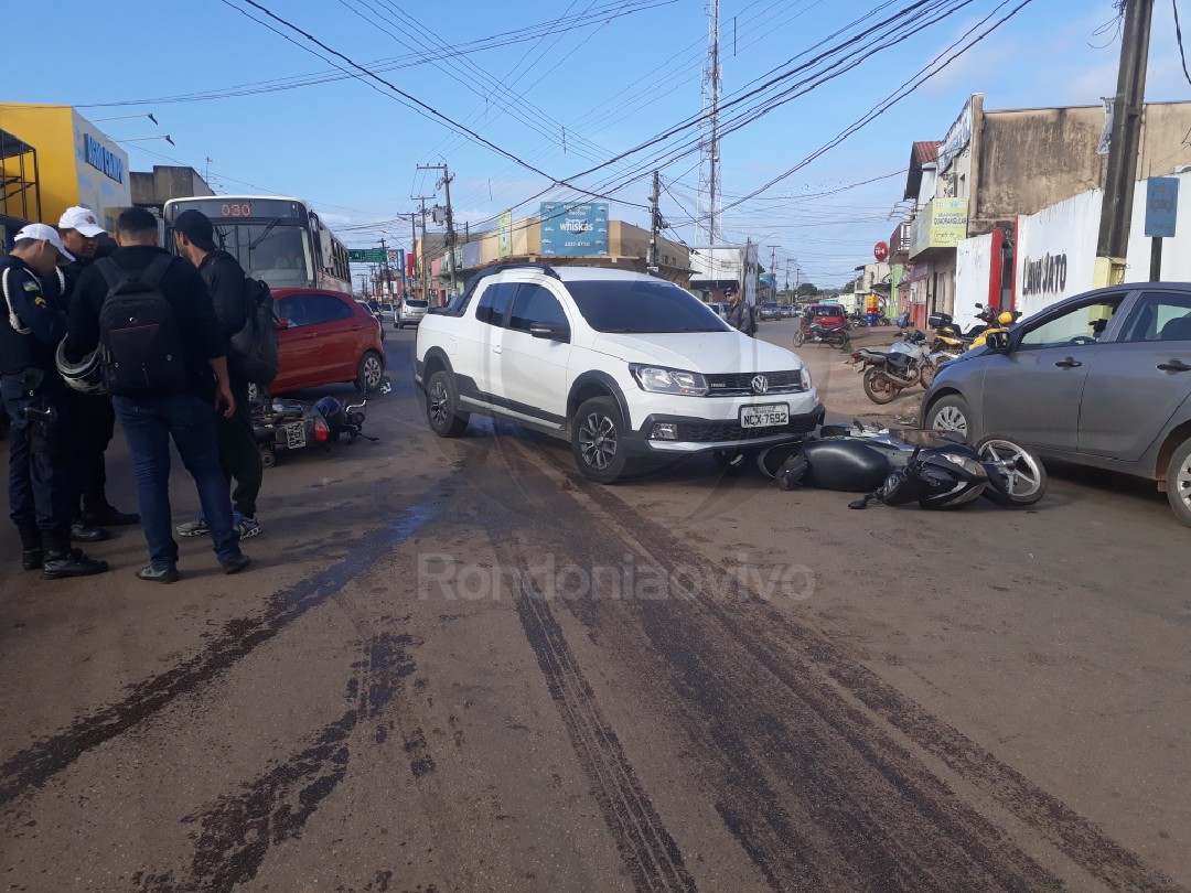 URGENTE: Trator do DER com vazamento de óleo causa grave acidente