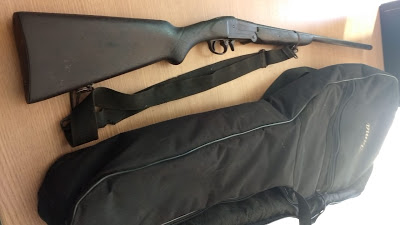 CAMUFLADO: Homem transportava arma em bolsa de violão