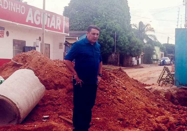 BAIRRO CONCEIÇÃO: Júnior Cavalcante acompanha realização de serviço de drenagem