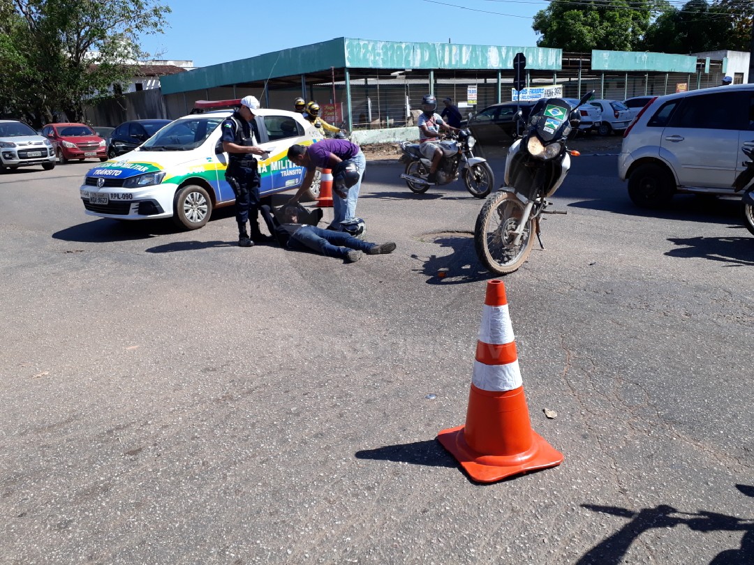 IMPRUDÊNCIA: Condutor de moto avança preferencial e causa acidente com carro na 