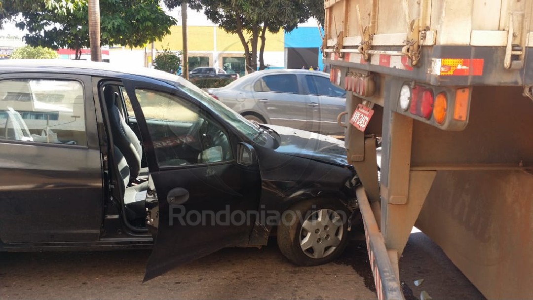 ENGAVETAMENTO: Colisão envolvendo carro de passeio e carretas é registrada na capital