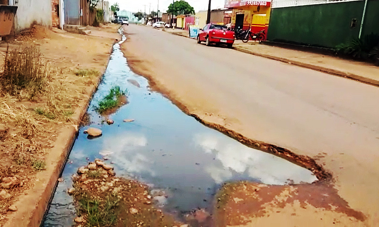 TRECHO PERIGOSO: Enorme buraco gera insegurança para condutores na zona Sul