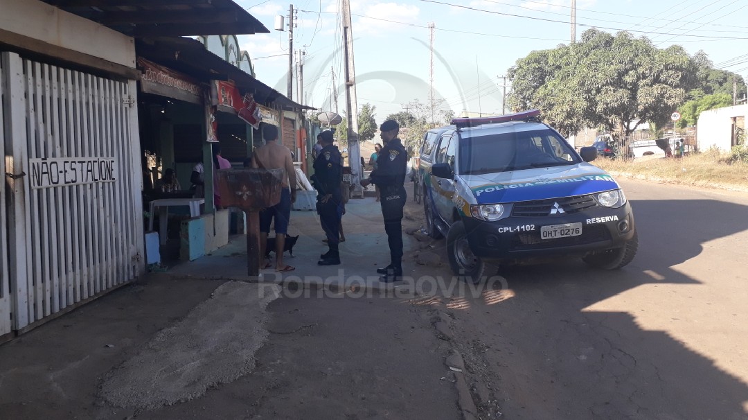 COVARDIA: Neto é preso após tentar matar avô com vários golpes de faca em bar