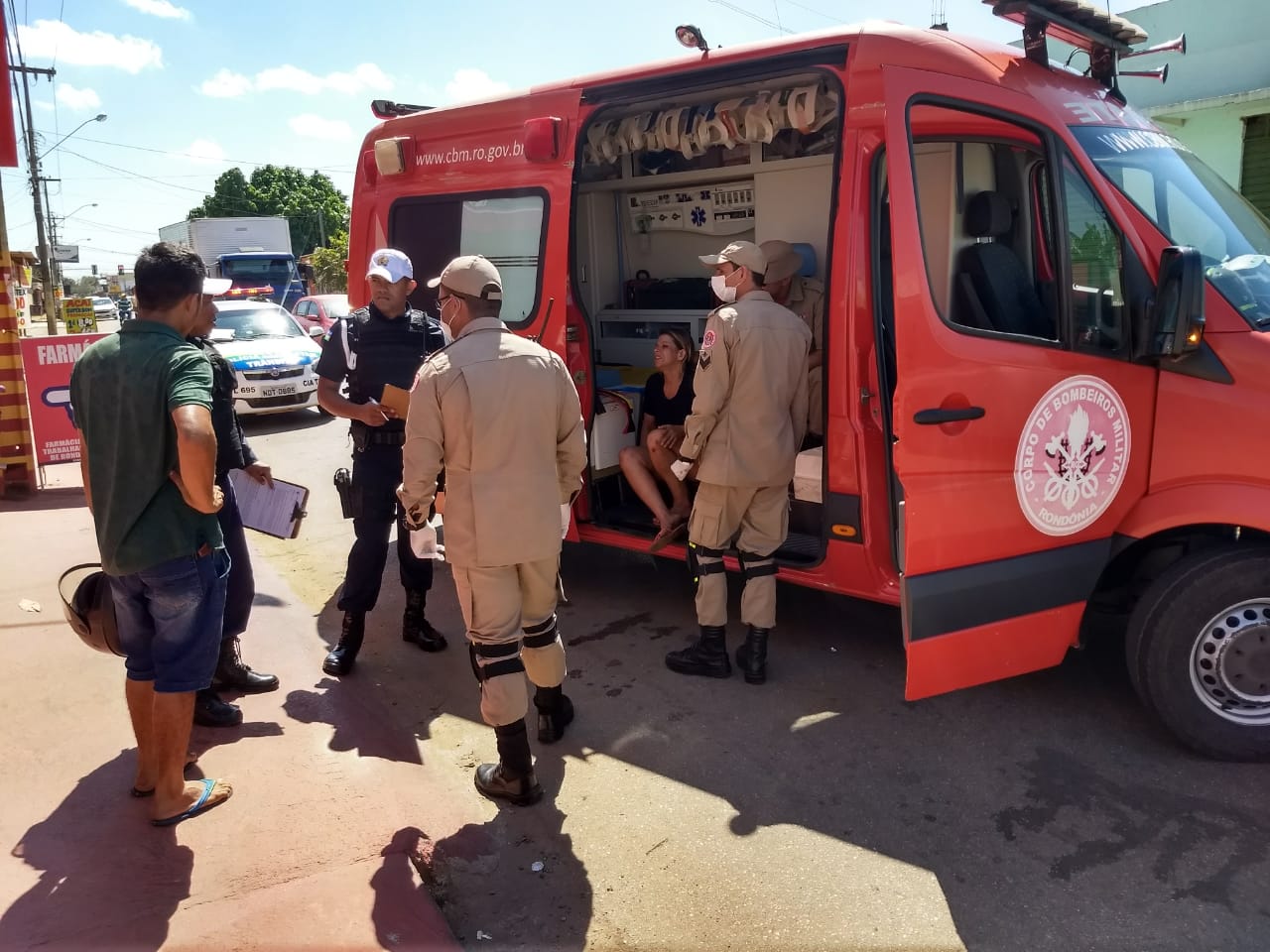 LESIONADA: Motociclista avança preferencial e termina atropelada por carro