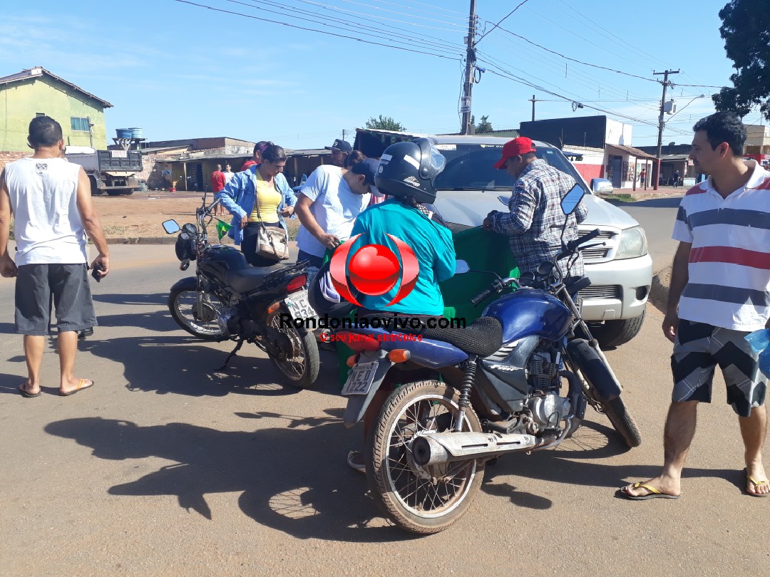 LESÃO: Motorista de Hilux causa acidente com mulher em moto na capital