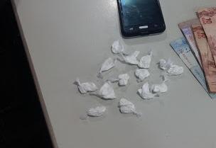 CAIU: Preso suspeito de vender droga em frente de escola na capital