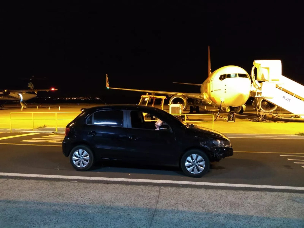 SUSTO! Carro invade aeroporto e quase colide com avião