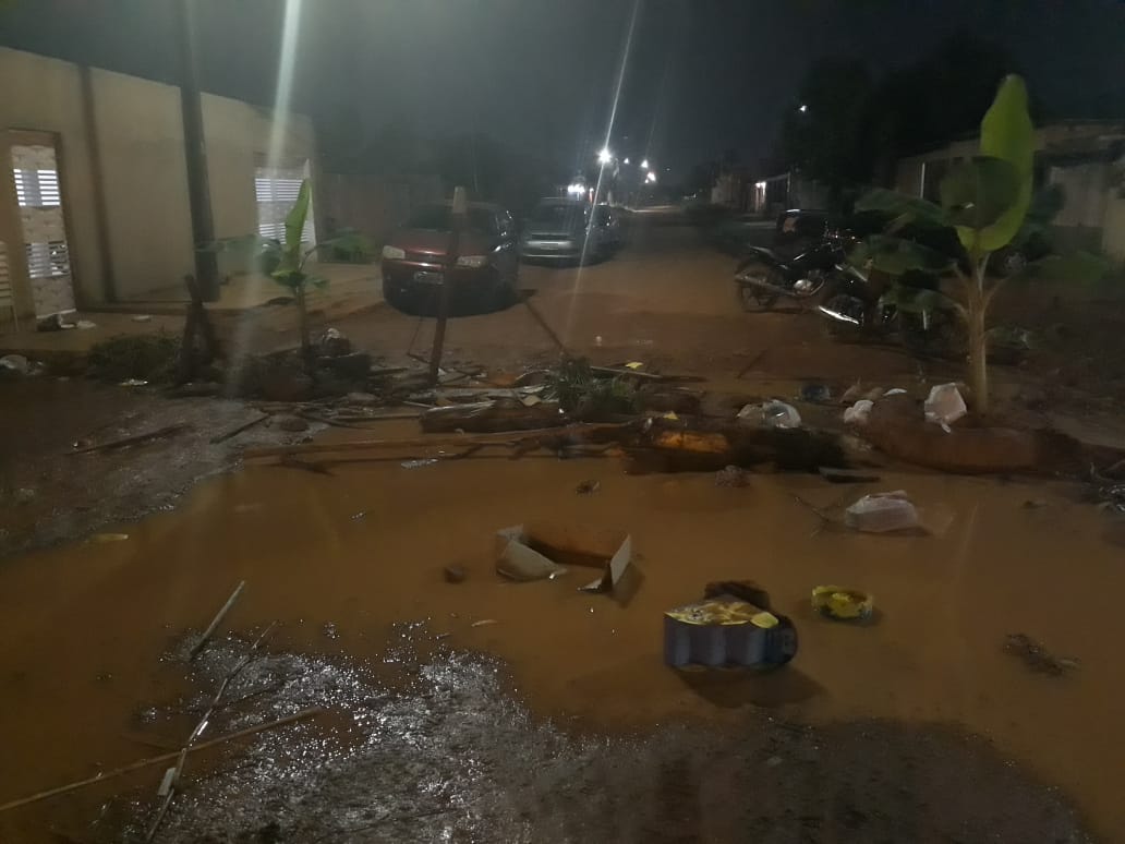 ZONA LESTE: Moradores bloqueiam rua em protesto a obra na Avenida Mamoré