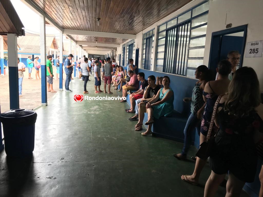 ELEIÇÃO 2018: Intensa movimentação e filas grandes de eleitores em escolas