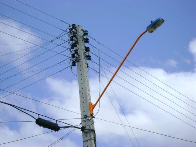 OUSADIA: Trio é flagrado furtando poste de energia na zona Sul da capital