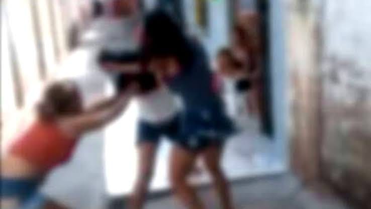 FOFOCAS: Mulher invade residência e espanca rival com socos e puxões de cabelo