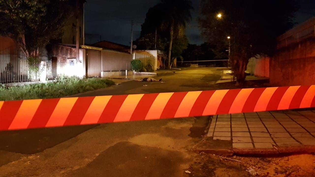 CRUELDADE: Homem é assassinado com pauladas na cabeça no meio da rua