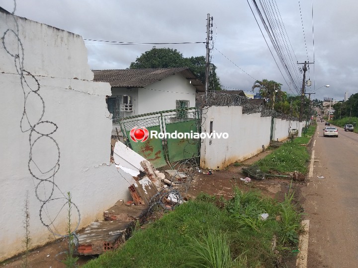 DESGOVERNADO: Veículo destrói muro do Exército Brasileiro no centro da capital