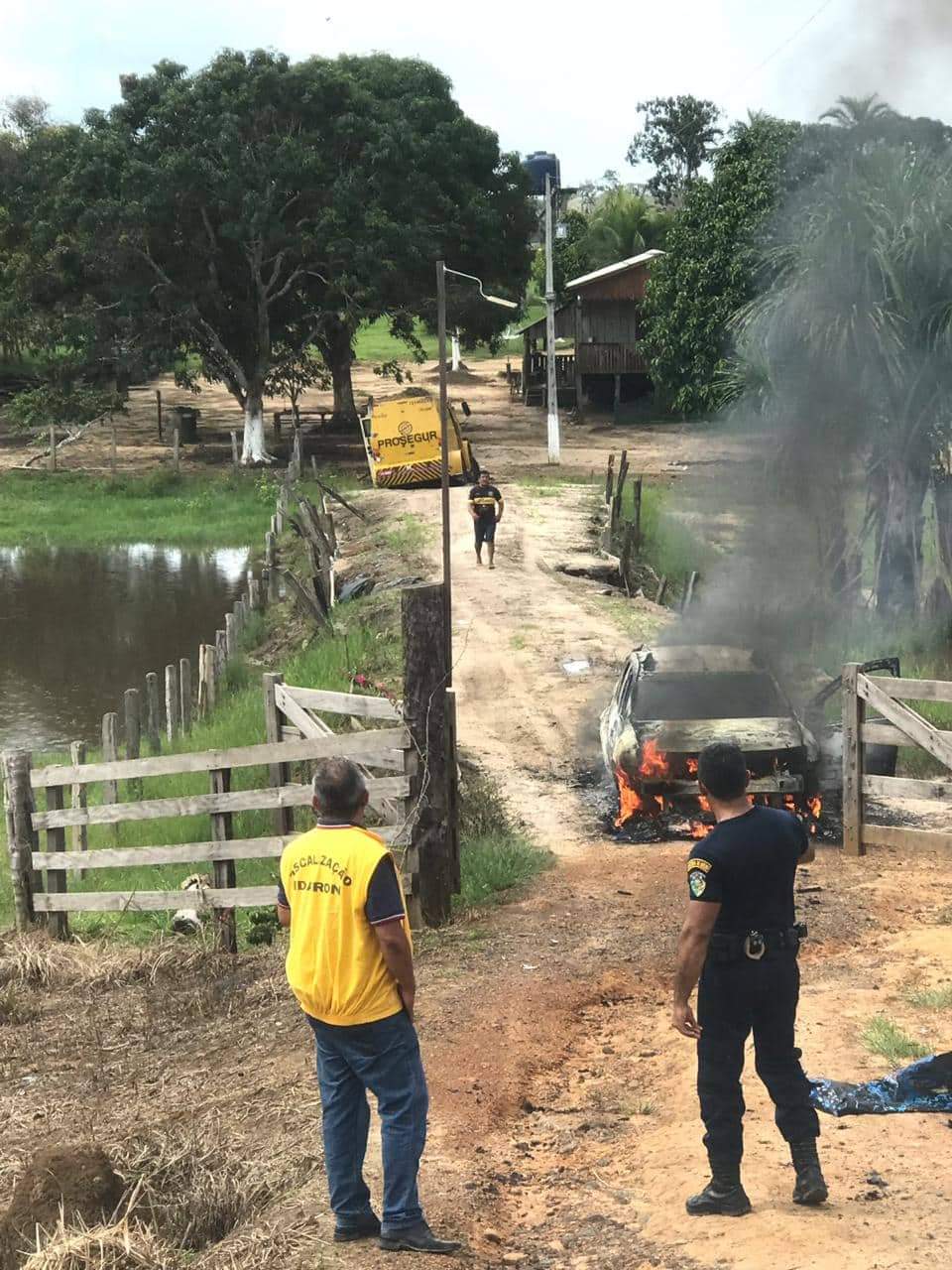 ÚLTIMAS INFORMAÇÕES - VIDEO: Quadrilha ataca carro-forte na BR-319 com fuzis e explosivos