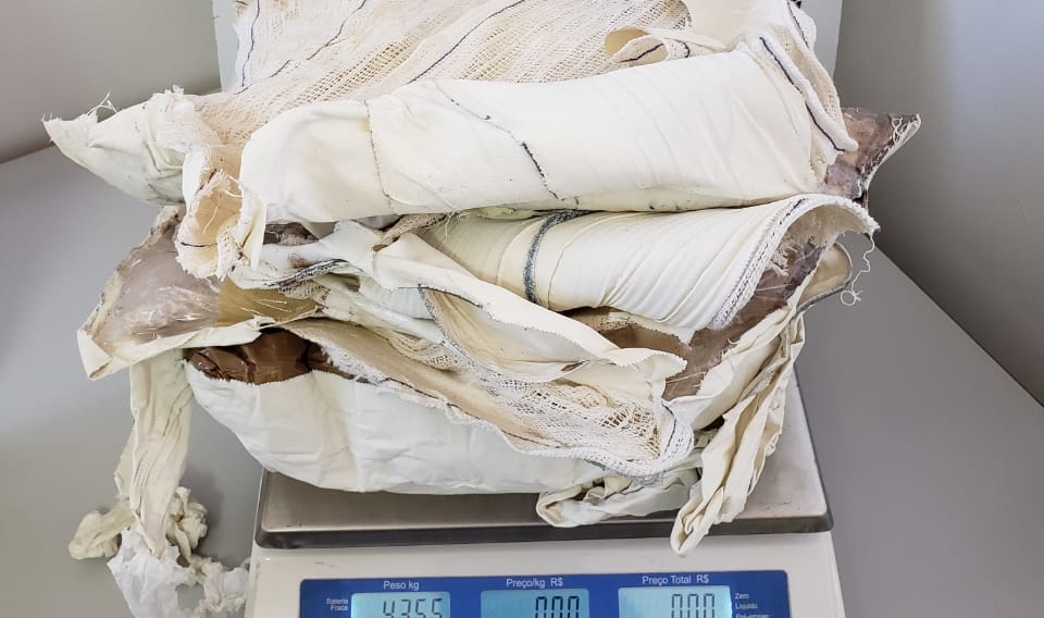 RAIO-X: Passageiro é preso com mais de 4kg de cocaína no aeroporto de Porto Velho