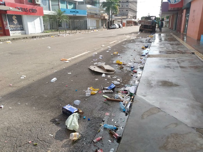 LIMPEZA: Dez caçambas e lixo são recolhidas após folia de carnaval