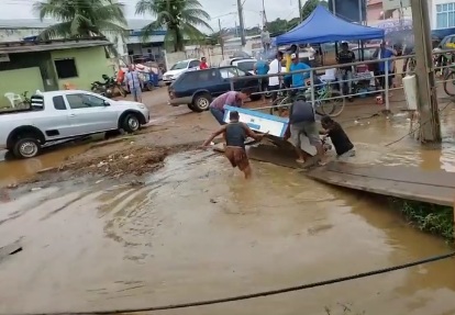 CENA DA CIDADE: Mesa de sinuca cai no rio durante desembarque no Cai N’água