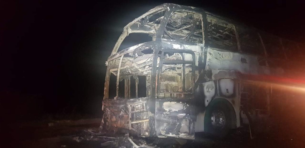 SINISTRO: Ônibus com mais de 30 passageiros pega fogo durante viagem na BR-364