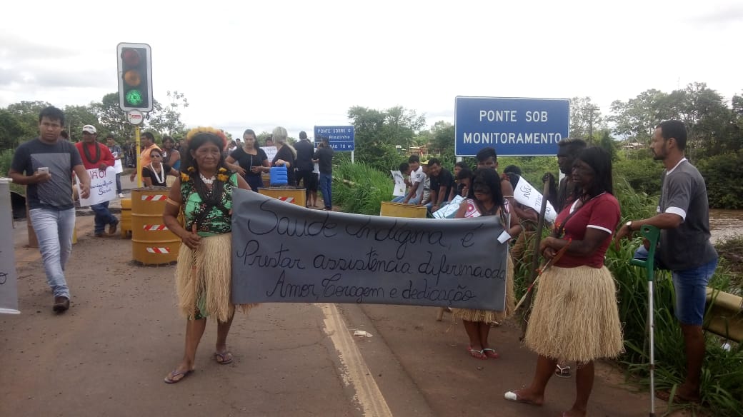 FECHADA: Índios fazem protesto e bloqueiam BR-364 em Rondônia