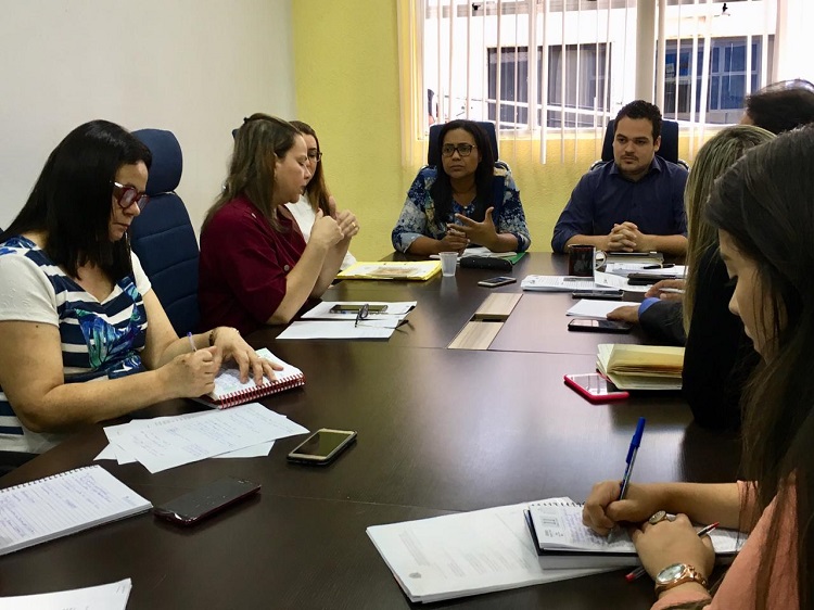 EDUCAÇÃO: Joelna convoca secretarias para esclarecimentos sobre o transporte escolar rural