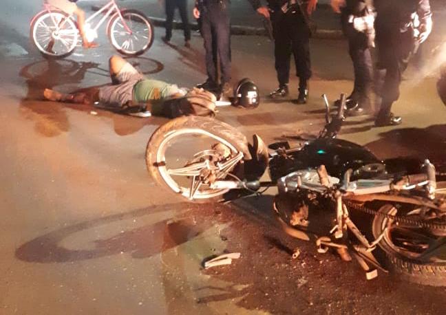 GRAVE: Motociclista tem fratura exposta após colidir com caminhão na Jorge Teixeira