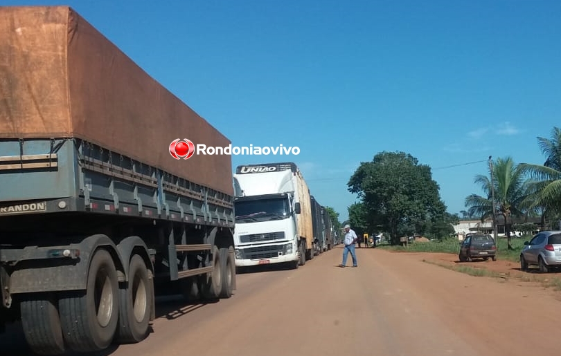 BR-364 FECHADA: Fila de caminhões se estende e manifestantes exigem presença de Hildon Chaves