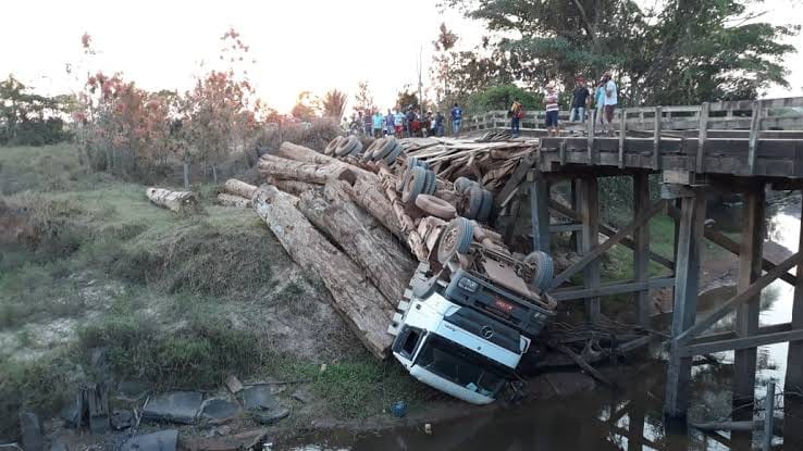 ESMAGADO: Idoso morre após ponte quebrar e caminhão cheio de toras cair em lago