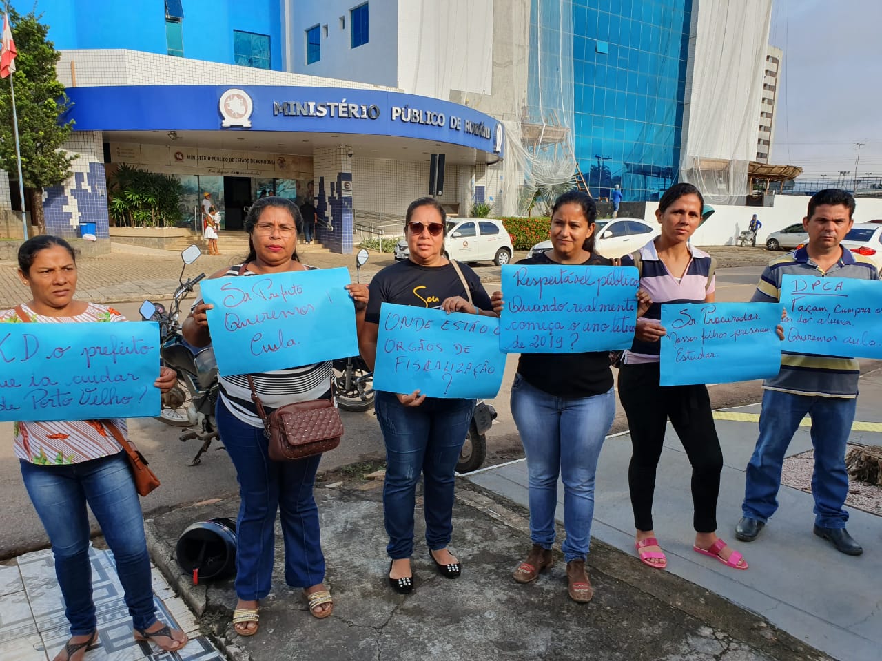 REVOLTA: Pais protestam em frente ao Ministério Público contra a falta de transporte escolar